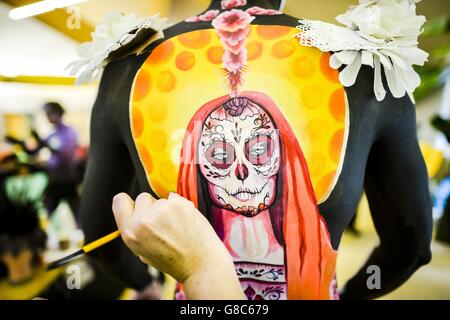 Un modèle est peint dans un art corporel sur le thème de la Journée des morts, pendant l'événement de deux jours du BodyFactory International Body Painting Festival, à l'intérieur du Biome méditerranéen à l'Eden Project, en Cornouailles. Banque D'Images