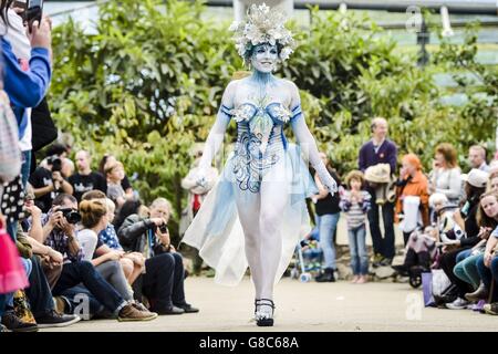 La mannequin Emma Gibson est peinte comme une fée d'hiver lorsqu'elle parades devant le public, lors de l'événement de deux jours du BodyFactory International Body Painting Festival, à l'intérieur du Biome méditerranéen à l'Eden Project, en Cornouailles. Banque D'Images