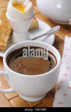 Une tasse de café avec un oeuf dur et du pain grillé pour le petit déjeuner Banque D'Images