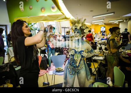 La mannequin Emma Gibson est peinte comme une fée d'hiver, par l'artiste Sally Rose, lors de l'événement de deux jours du BodyFactory International Body Painting Festival, à l'intérieur du Biome méditerranéen à l'Eden Project, en Cornouailles. Banque D'Images