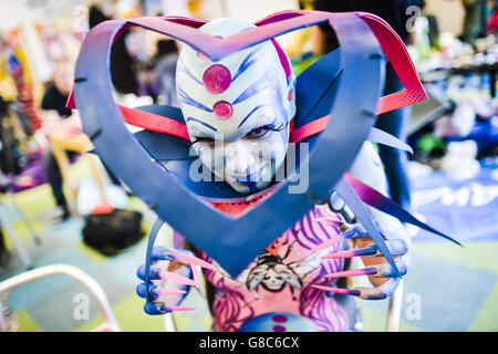 Un modèle est peint et fait en préparation d'un défilé, pendant l'événement de deux jours du BodyFactory International Body Painting Festival, à l'intérieur du Biome méditerranéen à l'Eden Project, en Cornouailles. Banque D'Images