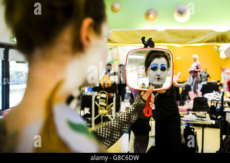 Model Heidi Taylor vérifie son art corporel sur le thème Alice in Wonderland tandis que les modèles se préparent à une parade, lors de l'événement de deux jours du BodyFactory International Body Painting Festival, à l'intérieur du Biome méditerranéen à l'Eden Project, en Cornouailles. Banque D'Images