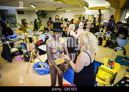 Les modèles d'art du corps sont peints et faits pendant qu'ils se préparent à un défilé, pendant l'événement de deux jours du BodyFactory International Body Painting Festival, à l'intérieur du Biome méditerranéen à l'Eden Project, en Cornouailles. Banque D'Images