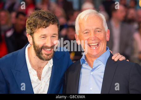 Chris O'Dowd (à gauche) et le journaliste David Walsh, qu'il joue à l'écran pour assister à la première du Programme lors du 59ème Festival du film BFI de Londres au cinéma Odeon, Leicester Square, Londres. Banque D'Images