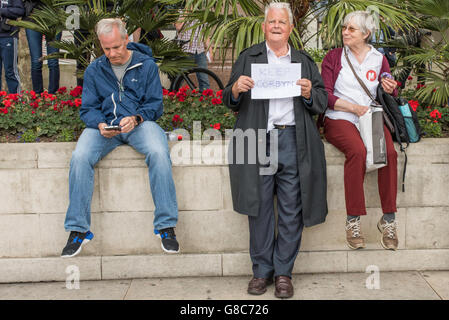 Bruce Kent, le vice-président de la CND, debout dans la place du Parlement, Londres, montrant son soutien à Jeremy Corbyn dans une note manuscrite. Banque D'Images