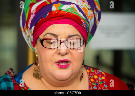 La fondatrice de Kids Company, Camila Batmanghelidjh, s'adresse aux médias à l'extérieur de la maison de Portcullis après avoir témoigné de l'effondrement de l'organisme de bienfaisance au Comité d'administration publique des communes. Banque D'Images