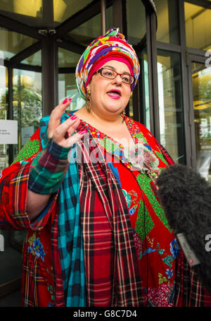 La fondatrice de Kids Company, Camila Batmanghelidjh, s'adresse aux médias à l'extérieur de la maison de Portcullis après avoir témoigné de l'effondrement de l'organisme de bienfaisance au Comité d'administration publique des communes. Banque D'Images