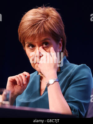 Nicola Sturgeon, chef du SNP, écoute Stewart Hosie, chef adjoint du SNP lors de la conférence nationale du SNP au Centre d'exposition et de conférence d'Aberdeen. Banque D'Images