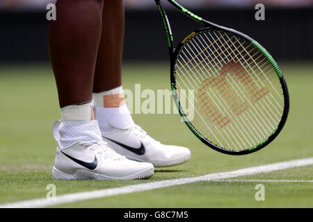 Détails des entraîneurs et des raquettes de Serena Williams le deuxième jour des championnats de Wimbledon au All England Lawn tennis and Croquet Club, Wimbledon. Banque D'Images