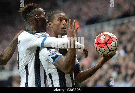 Georginio Wijnaldum (à droite), de Newcastle United, célèbre le quatrième but de son équipe avec Massadio Haidara lors du match de la Barclays Premier League à St James' Park, Newcastle. Banque D'Images