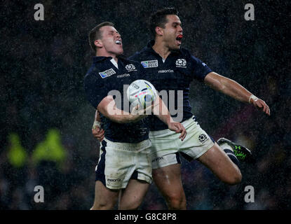 Mark Bennett (à gauche), en Écosse, célèbre la troisième tentative de son équipe avec Sean Maitland, coéquipier, lors du match de la coupe du monde de rugby au stade Twickenham, à Londres. Banque D'Images