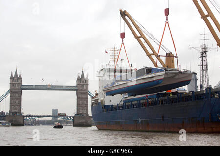 USAGE ÉDITORIAL SEUL le Galaxy Clipper, l'un des deux nouveaux catamarans qui ont parcouru plus de 15,000 kilomètres d'où ils ont été construits en Tasmanie, en Australie, arrive chez eux sur la Tamise à Londres, pour rejoindre la flotte MBNA Thames Clippers. Banque D'Images