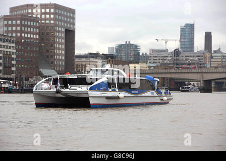 Le Galaxy Clipper, l'un des deux nouveaux catamarans qui ont parcouru plus de 15,000 kilomètres d'où ils ont été construits en Tasmanie, en Australie, arrive à leur nouvelle maison sur la Tamise à Londres, pour rejoindre la flotte MBNA Thames Clippers. Banque D'Images