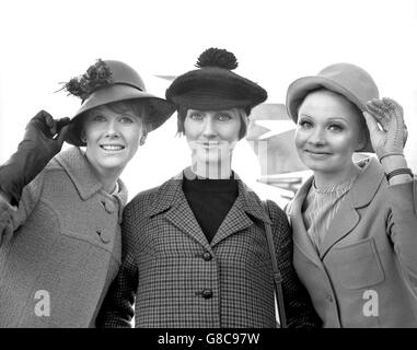 Les modèles en vol vers l'extrême-Orient depuis l'aéroport de Londres sont (l-r) Virginia Bird, Nicki Ross et Judy Gomm. Ils devaient présenter les dernières tendances de la mode britannique. Banque D'Images