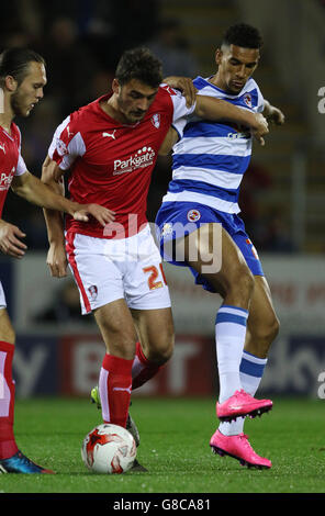 Farrend Rawson de Rotherham United et Nick Blackman de Reading en action lors du match de championnat Sky Bet League au stade de New York, à Rotherham. Banque D'Images