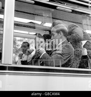 Bobby Charlton (troisième l), en Angleterre, étudie ses cartes avec attention, sous la surveillance de ses coéquipiers George Eastham (deuxième l) et Ray Wilson (pendu), alors que les joueurs attendent d'être transportés en bus aux Pinewood Studios Banque D'Images