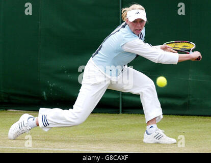 Tennis - Hastings Direct International Championships 2005 - deuxième tour - Vera Zvonareva / Roberta Vinci - Devonshire Park.Vera Zvonareva en Russie commence son match contre Roberta Vinci en Italie, en portant un pantalon comme le mauvais temps interupts jouer. Banque D'Images