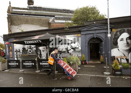 Le Clutha Bar de Glasgow, les familles des personnes tuées et blessées dans l'accident de l'hélicoptère Clutha, sont sur le point de recevoir le rapport final sur ses causes près de deux ans après la mort de 10 personnes dans la tragédie. Banque D'Images