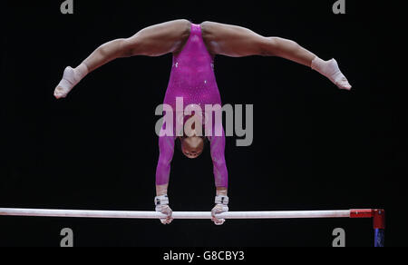 Gymnastique - Championnats du monde 2015 - deuxième jour - le SSE Hydro.Gabrielle Douglas, des États-Unis, participe aux compétitions des barres parallèles au cours du deuxième jour des Championnats du monde de gymnastique 2015 au SSE Hydro, à Glasgow. Banque D'Images