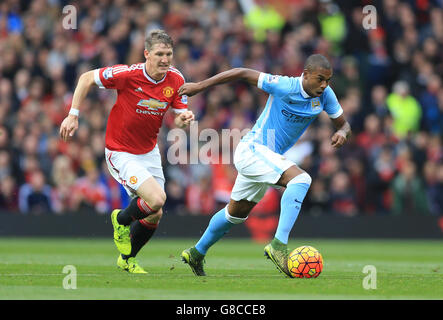 Football - Barclays Premier League - Manchester United / Manchester City - Old Trafford.Bastian Schweinsteiger de Manchester United (à gauche) et Fernandinho de Manchester City se battent pour le ballon. Banque D'Images