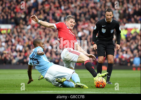 Le Bastian Schweinsteiger de Manchester United (au centre) et Fernandinho de Manchester City se battent pour le ballon lors du match de la Barclays Premier League à Old Trafford, Manchester. Banque D'Images