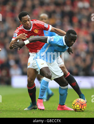 Football - Barclays Premier League - Manchester United / Manchester City - Old Trafford.Anthony Martial de Manchester United (à gauche) et Bacary Sagna de Manchester City se battent pour le ballon. Banque D'Images