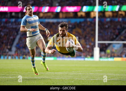 Adam Ashley-Cooper d'Australie marque sa deuxième tentative et sa troisième partie lors de la coupe du monde de rugby, semi-finale au stade de Twickenham, Londres. Banque D'Images