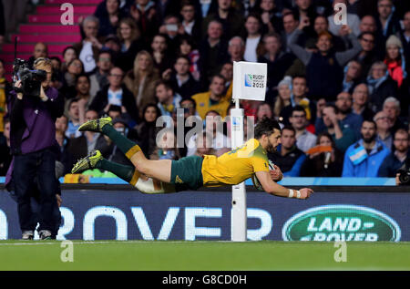Adam Ashley-Cooper d'Australie marque sa deuxième tentative et sa troisième partie lors de la coupe du monde de rugby, semi-finale au stade de Twickenham, Londres. Banque D'Images