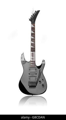 Black guitare électrique isolé sur fond blanc. Banque D'Images