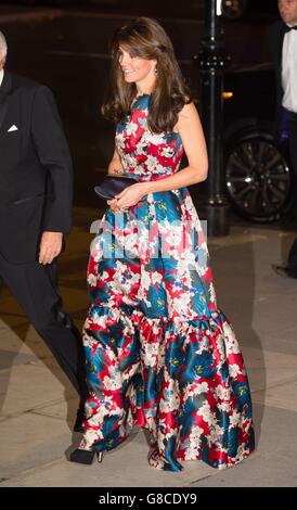 La duchesse de Cambridge arrive pour le dîner de gala des 100 femmes dans les fonds spéculatifs en aide à la salle d'art, au Victoria and Albert Museum à Londres. Banque D'Images