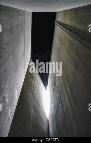 Berlin, Allemagne. Voir à l'intérieur de la tour de l'holocauste, un silo non vide de 24m, une partie du musée juif - Daniel Libeskind (1999) Banque D'Images