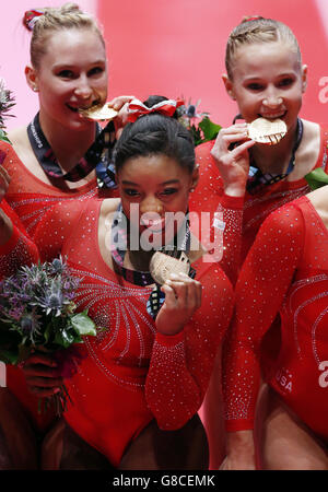 Le Simone Biles des États-Unis (avant) célèbre avec ses coéquipiers après avoir remporté une médaille d'or à la finale de l'équipe féminine au cours du cinquième jour des Championnats du monde de gymnastique 2015 au SSE Hydro, Glasgow. Banque D'Images