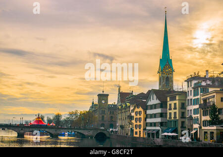 La vieille ville de Zurich le long de la Limmat. Banque D'Images