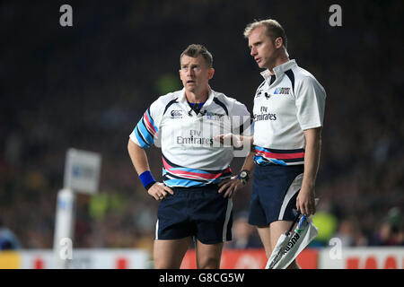 L'arbitre Nigel Owens (à gauche) et l'Assistant-arbitre Wayne Barnes (à droite) lors de la finale de la coupe du monde de rugby à Twickenham, Londres. Banque D'Images