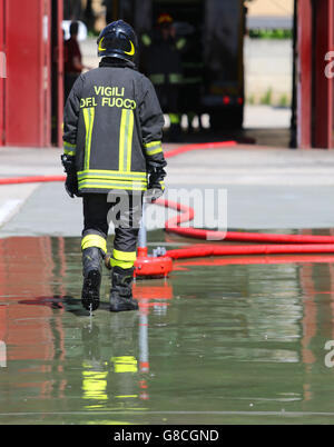 Pompier avec italien et uniforme de protection casque noir sur la tête Banque D'Images