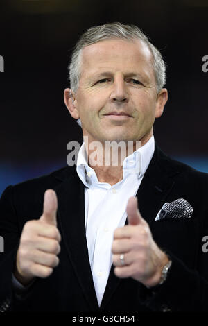 Sean Fitzpatrick, ancien joueur de rugby de Nouvelle-Zélande, lors du match de la coupe du monde de rugby au Millennium Stadium, Cardiff. Banque D'Images