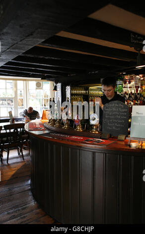 Pubs d'Oxford. La Taverne du gazon est un 14e siècle pub appuyé contre l'un des rares bits restants du mur de la ville. Banque D'Images