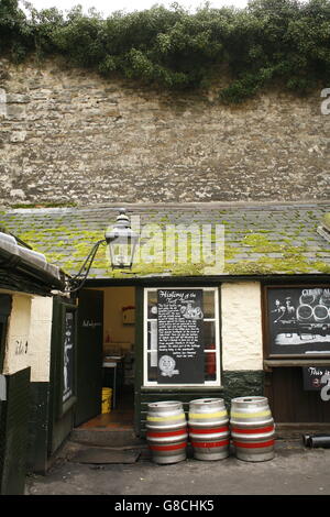 Pubs d'Oxford. La Taverne du gazon est un 14e siècle pub appuyé contre l'un des rares bits restants du mur de la ville. Banque D'Images