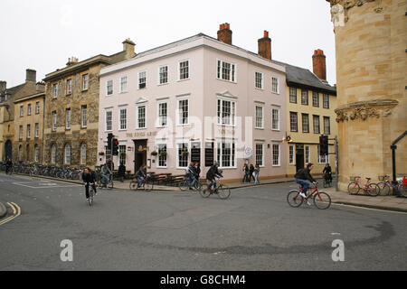 Le Kings Arms à la jonction des routes et des Parcs, Rue Holywell est administré par Wadham College et date de 1607 Banque D'Images