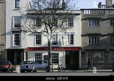 L'agneau et le drapeau sur le pub St Giles, favorisée par Graham Greene, est administré par St John's College Banque D'Images