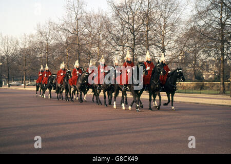 Scènes de Londres - Cavalerie domestique.La troupe de House Cavalry à cheval le long du Mall. Banque D'Images