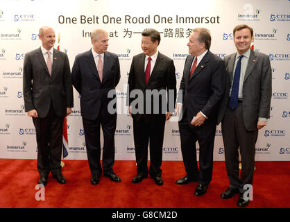 (De gauche à droite) Rupert Pearce, PDG d'Inmarsat, duc d'York, président chinois Xi Jinping, Andy Sukawaty, président d'Inmarsat, Et Greg Hands, Secrétaire en chef du Trésor, pose pour une photo lors d'une visite à Inmarsat à Londres, le troisième jour de sa visite d'État au Royaume-Uni. Banque D'Images