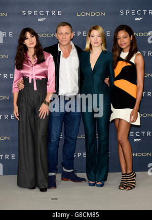 (De gauche à droite) Monica Bellucci, Daniel Craig, Lea Seydoux et Naomie Harris assistent à la photo de Specter, tenue à la salle de bal de l'hôtel Corinthia, Whitehall PL, Londres.APPUYEZ SUR ASSOCIATION photo.Voir l'histoire de PA SHOWBIZ Bond.Date de la photo: Jeudi 22 octobre 2015.Le crédit photo devrait se lire comme suit : Ian West/PA Wire Banque D'Images