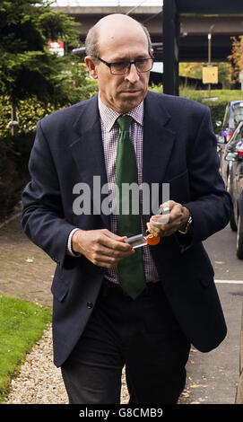 Direction des enquêtes sur les accidents aériens (AAIB) Inspecteur principal de l'ingénierie des accidents aériens Robert J Vickery quitte l'hôtel Marriott à Glasgow, en Écosse, à la suite d'un briefing avec des personnes qui ont perdu des membres de leur famille lorsqu'un hélicoptère de police s'est écrasé dans le bar Clutha. Banque D'Images