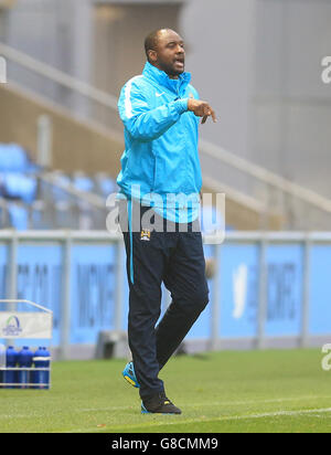 Football - U19 UEFA Youth League - Groupe D - Manchester City / Sevilla - City football Academy.Patrick Vieira, entraîneur-chef de Manchester City Banque D'Images