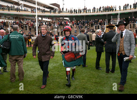 Courses hippiques - The Showcase - Premier jour - Hippodrome de Cheltenham.Jockey Sam Twiston-Davies dans le défilé anneau avant la poursuite des novices de squareintheair.com Banque D'Images