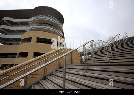 Courses hippiques - The Showcase - Premier jour - Hippodrome de Cheltenham.Une vue générale des marches et de la nouvelle tribune de la princesse Royale à l'hippodrome de Cheltenham Banque D'Images