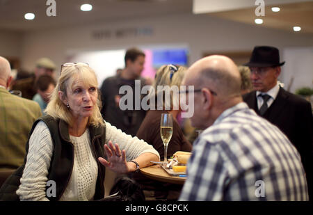 Courses hippiques - The Showcase - Premier jour - Hippodrome de Cheltenham. Racegoers à l'hippodrome de Cheltenham Banque D'Images