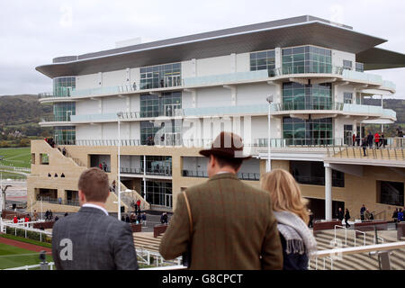 Courses hippiques - The Showcase - Premier jour - Hippodrome de Cheltenham.Une vue générale de l'anneau de parade et de la nouvelle tribune de la princesse Royale à l'hippodrome de Cheltenham. Banque D'Images