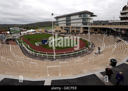 Courses hippiques - The Showcase - Premier jour - Hippodrome de Cheltenham.Une vue générale de l'anneau de parade et de la nouvelle tribune de la princesse Royale à l'hippodrome de Cheltenham. Banque D'Images